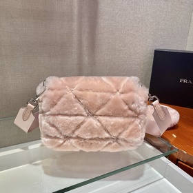 Prada Пушистый три в одном Артикул： 1BC292 Этот пушистый три в о