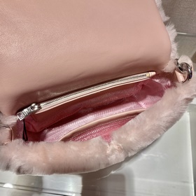 Prada Пушистый три в одном Артикул： 1BC292 Этот пушистый три в о