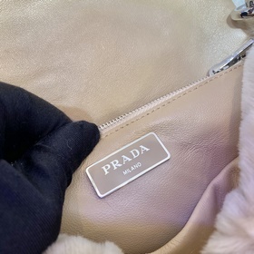 Prada Пушистый три в одном Артикул： 1BC292 Этот пушистый три в о