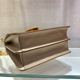 Prada Новая осенне-зимняя модель сумки через плечо, артикул： 1BD0