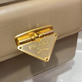 Prada Новая осенне-зимняя модель сумки через плечо, артикул： 1BD0
