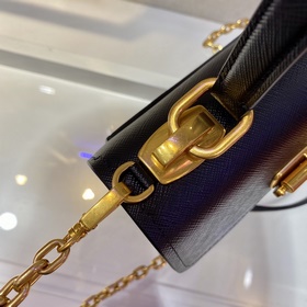Сумка Prada через плечо Новая осенне-зимняя коллекция Артикул： 1