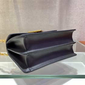 Сумка Prada через плечо Новая осенне-зимняя коллекция Артикул： 1
