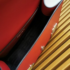 Prada Модель： 1BD127 Сумка через плечо из кожи Saffiano и телячье
