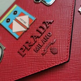 Prada Модель： 1BD127 Сумка через плечо из кожи Saffiano и телячье