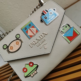 Prada Модель： 1BD127 Сумка через плечо с фигуркой из кожи Saffian