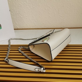 Prada Модель： 1BD127 Сумка через плечо с фигуркой из кожи Saffian