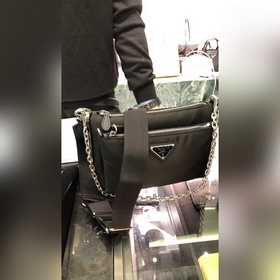 Prada  Новая сумка-близнец Модель： 1BH168 Эта сумка-близнец из н