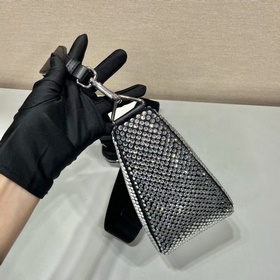 Prada Сумка с треугольным дизайном и блестящими стразами Артикул