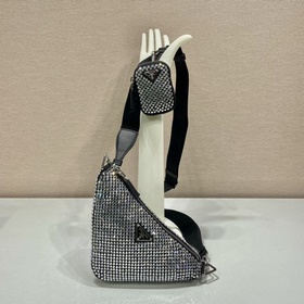 Prada Сумка с треугольным дизайном и блестящими стразами Артикул