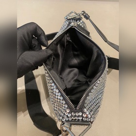 Prada Сумка с треугольным дизайном и блестящими стразами Артикул