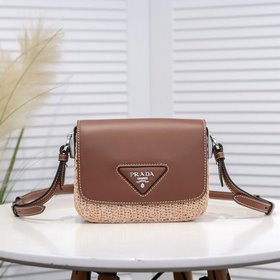 Сумка Prada из соломы изготовлена из высококачественного и модног