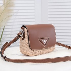 Сумка Prada из соломы изготовлена из высококачественного и модног