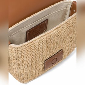 Сумка Prada из соломы изготовлена из высококачественного и модног