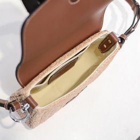 Сумка Prada из соломы изготовлена из высококачественного и модног