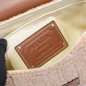 Сумка Prada из соломы изготовлена из высококачественного и модног