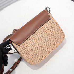 Сумка Prada из соломы изготовлена из высококачественного и модног