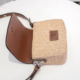 Сумка Prada из соломы изготовлена из высококачественного и модног