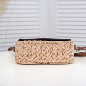 Сумка Prada из соломы изготовлена из высококачественного и модног