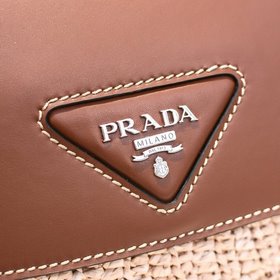 Сумка Prada из соломы изготовлена из высококачественного и модног