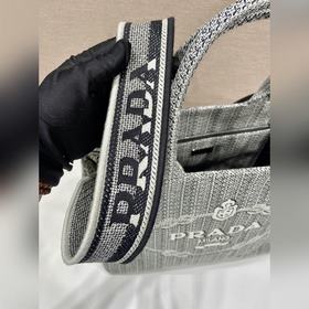 PRADA Вышитая сумка-тоут Артикул： 1BA342 Вышивка Эта сумка-тоут 