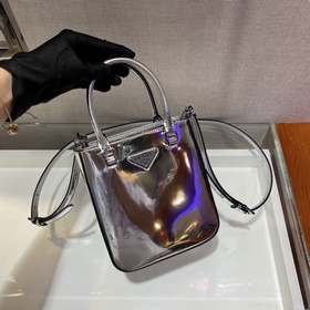 Prada Маленькая сумка с ручкой Модель： 1BA331 Эта лаконичная сум