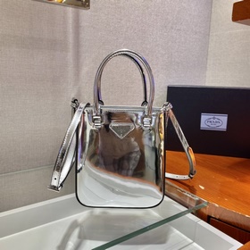Prada Маленькая сумка с ручкой Модель： 1BA331 Эта лаконичная сум