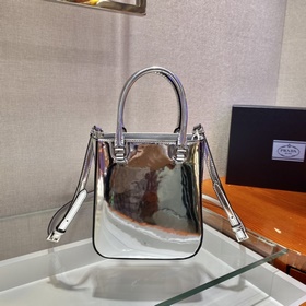 Prada Маленькая сумка с ручкой Модель： 1BA331 Эта лаконичная сум