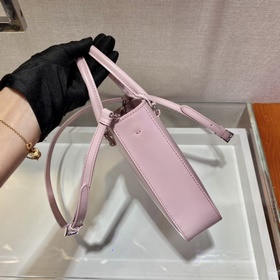 Prada Маленькая сумка с ручкой Модель： 1BA331 Эта лаконичная сум