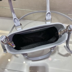 Prada Маленькая сумка с ручкой Модель： 1BA331 Эта лаконичная сум