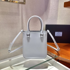 Prada Маленькая сумка с ручкой Модель： 1BA331 Эта лаконичная сум