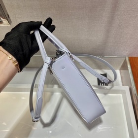 Prada Маленькая сумка с ручкой Модель： 1BA331 Эта лаконичная сум