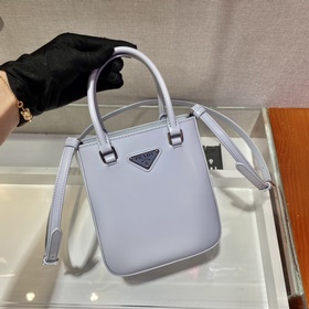 Prada Маленькая сумка с ручкой Модель： 1BA331 Эта лаконичная сум
