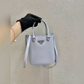 Prada Маленькая сумка с ручкой Модель： 1BA331 Эта лаконичная сум