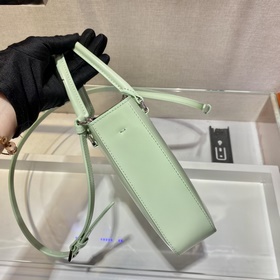 Prada Маленькая сумка с ручкой Модель： 1BA331 Эта лаконичная сум