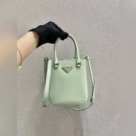Prada Маленькая сумка с ручкой Модель： 1BA331 Эта лаконичная сум