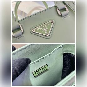 Prada Маленькая сумка с ручкой Модель： 1BA331 Эта лаконичная сум
