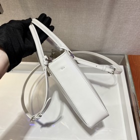 Prada Маленькая сумка с ручкой Модель： 1BA331 Эта лаконичная сум