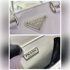 Prada Маленькая сумка с ручкой Модель： 1BA331 Эта лаконичная сум