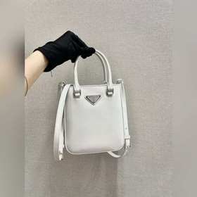 Prada Маленькая сумка с ручкой Модель： 1BA331 Эта лаконичная сум