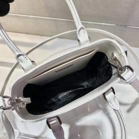 Prada Маленькая сумка с ручкой Модель： 1BA331 Эта лаконичная сум