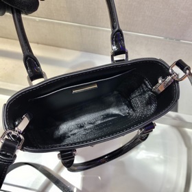 Prada Маленькая сумка с ручкой Модель： 1BA331 Эта лаконичная сум