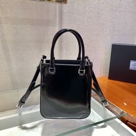 Prada Маленькая сумка с ручкой Модель： 1BA331 Эта лаконичная сум