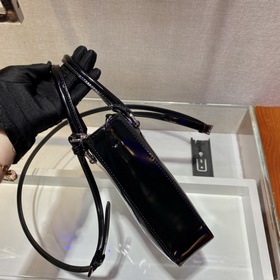 Prada Маленькая сумка с ручкой Модель： 1BA331 Эта лаконичная сум