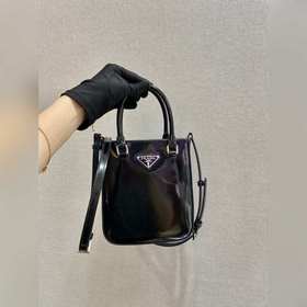 Prada Маленькая сумка с ручкой Модель： 1BA331 Эта лаконичная сум