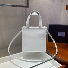 Prada Новая женская сумка Модель： 1BG418 Эта сумка изготовлена и