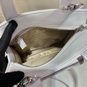 Prada Новая женская сумка Модель： 1BG418 Эта сумка изготовлена и