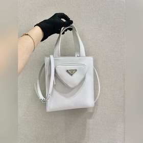 Prada Новая женская сумка Модель： 1BG418 Эта сумка изготовлена и