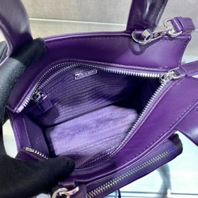 Prada Новая женская сумка Модель： 1BG418 Эта сумка изготовлена и