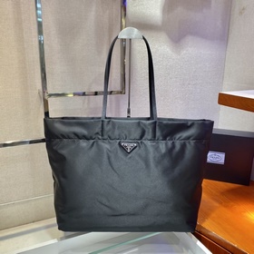Prada Новая сумка-тоут Модель： 1BG107 Эта сумка среднего размера